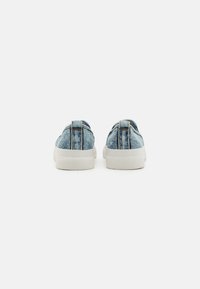 Denim-Sneaker aus blauem, strukturiertem Stoff, mit weißer Gummisohle und gestickten Details. Verfügt über ein Slip-On-Design mit einer Zuglasche hinten.