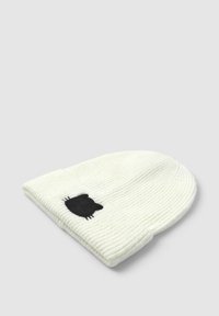Biała dziana czapka typu beanie z prążkowaną fakturą, z wyhaftowanym wizerunkiem czarnego kota na złożonym brzegu.