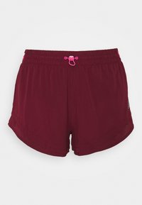 Pantalones cortos deportivos burdeos con un acabado texturizado, que presentan una cinturilla ancha y un cordón rosa. Dobladillos redondeados para mayor libertad de movimiento.