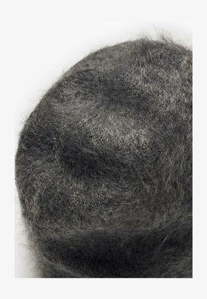 Měkká, huňatá tmavě šedá pletená beretka s mírně vyvýšeným vrškem na čistě bílém pozadí.