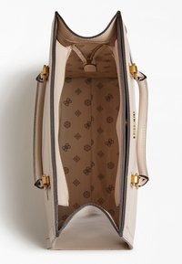 Sac à main en cuir beige au design structuré, avec des garnitures dorées et un intérieur lisse présentant un motif de marque. Compartiment zippé présent.