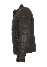 Braune Pufferjacke mit gestepptem Design, aus synthetischem Material, seitlichen Taschen und einem vollen Reißverschluss vorne. Texturiert mit glatten Ledelementen.