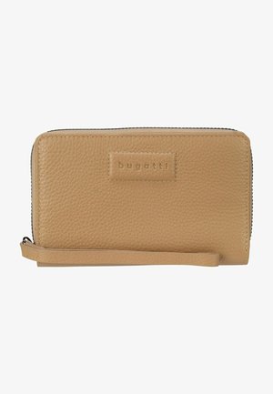 Portefeuille en cuir tan avec une finition texturée, doté d'une fermeture éclair et d'une sangle pour poignet fine. Un patch logo est visible à l'avant.