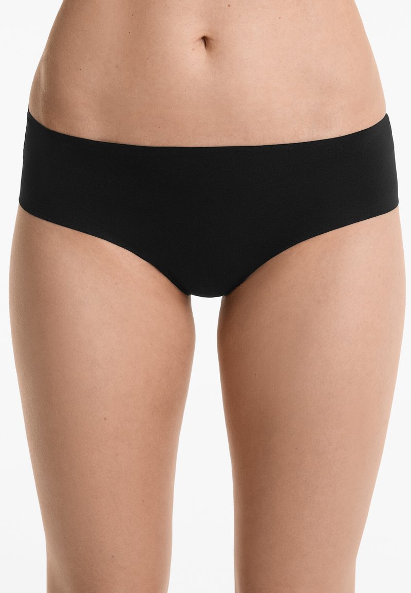 Zwarte bikini slipjes met een gladde textuur en een elastische tailleband, met een eenvoudig, naadloos ontwerp en een medium hoge snit.