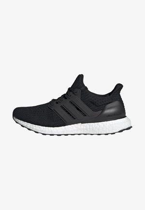 Chaussure de course en tricot noir avec cage noire à trois bandes, semelle blanche rembourrée et semelle extérieure noire, conçue pour le confort et le soutien.
