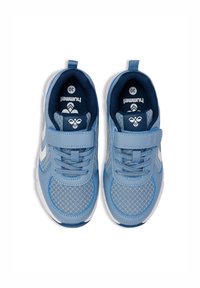 Ljusblå sneakers med mesh-tyg, en krok-och-loop rem, och kontrasterande marinblå detaljer. Har en vadderad sula och texturerad utsmyckning.