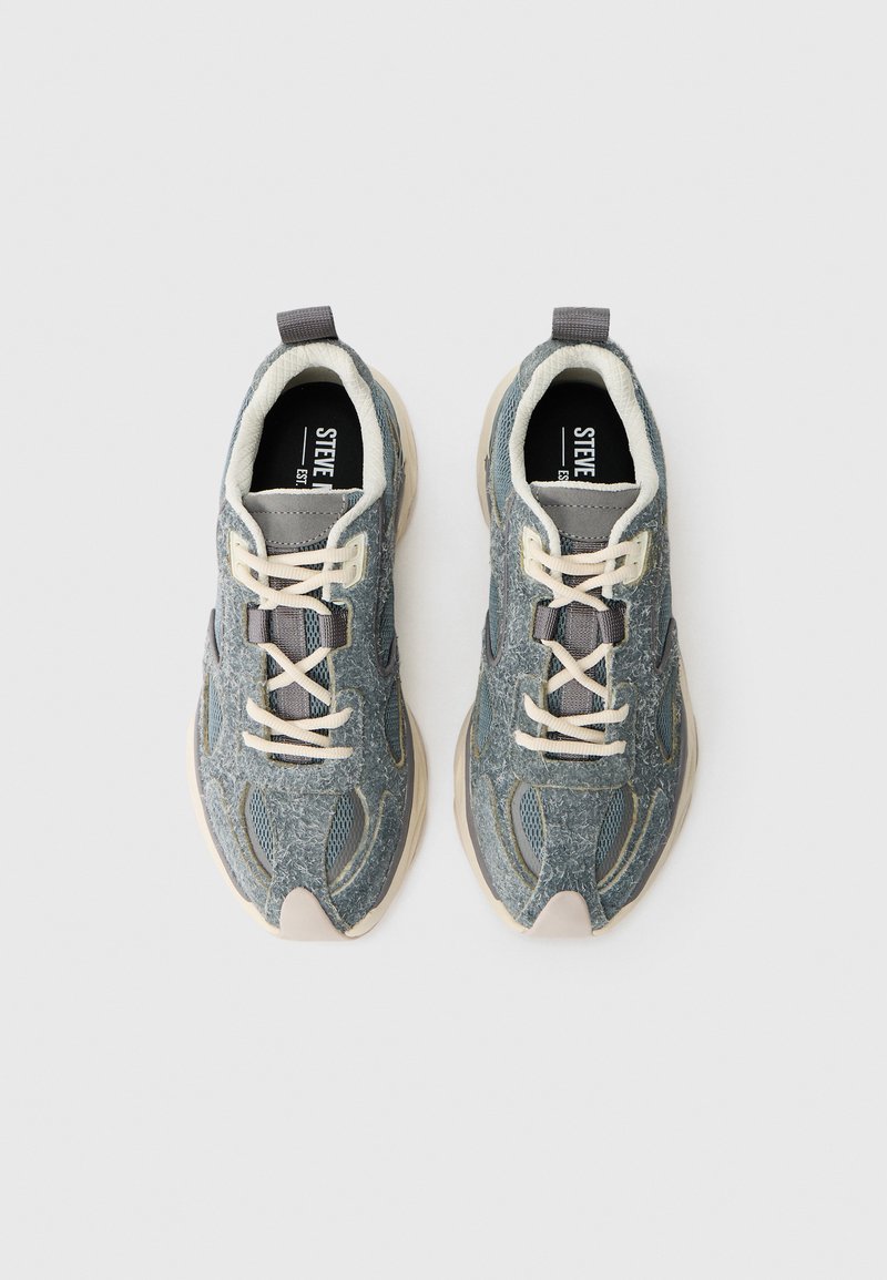 Szare sneakersy z teksturowanym wierzchem, panelami z siateczki, kremowymi sznurówkami i kremową podeszwą. Posiadają uchwyt na pięcie dla łatwego zakładania.