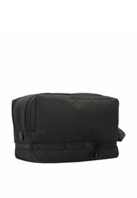 Zwarte stoffen tas met een rechthoekige vorm, voorzien van een gladde textuur, dubbele ritsen en zijhandvatten voor gemakkelijk dragen.