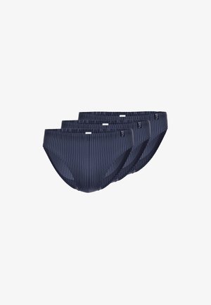 Trois paires de slips pour hommes à rayures bleues. Le tissu est doux avec une ceinture extensible. Des rayures blanches verticales traversent tout le design.