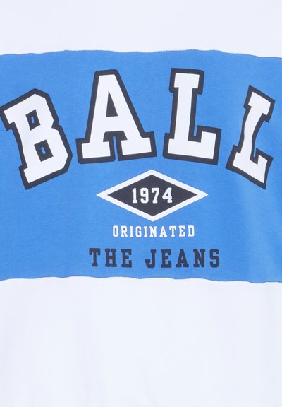 Modrá a biela svetrová mikina s okrúhlym výstrihom so veľkým čiernym a bielym textom "BALL" a "1974" s diamantovým akcentom. Hladká bavlnená štruktúra.