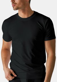 Sort kortærmet t-shirt lavet af blødt materiale, med en klassisk rund hals og en tætsiddende pasform, uden synlige mønstre eller accenter.