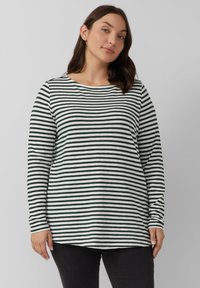 Gestreepte lange mouw t-shirt in wit en donkergroen, gemaakt van een zachte stof, met een ronde halslijn en een relaxte pasvorm.