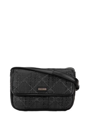 Sac à bandoulière noir avec un motif tissé texturé, des bords en cuir, une fermeture à rabat et une sangle ajustable. Présente un petit détail en métal avec un logo.