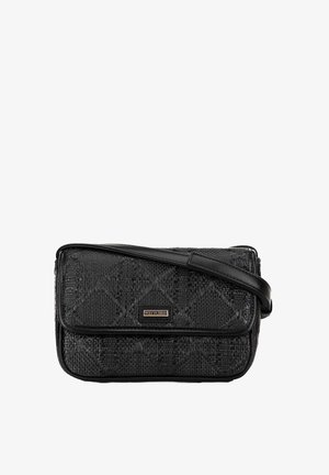 Bolso bandolera negro con patrón tejido texturizado, ribete de cuero, cierre de solapa y correa ajustable. Presenta un pequeño detalle de logo metálico.
