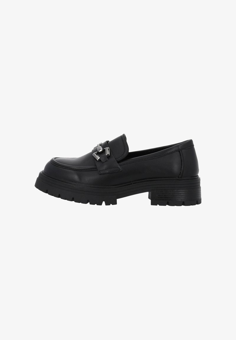 Mocasines de cuero negro con una suela ancha y texturada, adornos de metal decorativos en la parte superior y una forma clásica con punta redondeada.