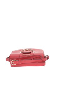 Borsa a tracolla in pelle rossa con una forma strutturata, dettagli in metallo dorato e una tracolla rimovibile. Presenta un logo in rilievo sul fronte.