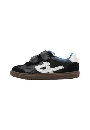 Zapatilla negra de caña baja con logo lateral blanco, dos tiras negras de velcro, forro interior azul, parche blanco en el talón y suela marrón.