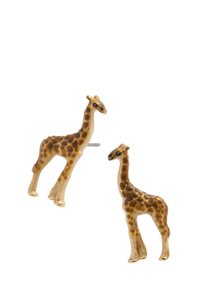 Orecchini a forma di giraffa realizzati in ceramica; color oro-marrone con macchie scure; dettagli sui tratti del viso e occhi neri; perni metallici per l'attacco.
