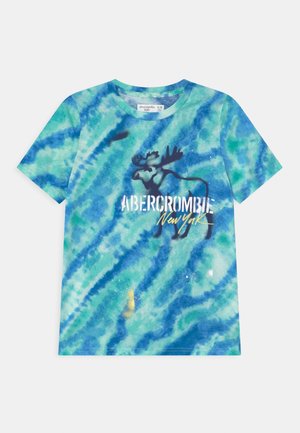 Kinder blau-grünes Batik-T-Shirt mit kurzen Ärmeln, schwarzer Elch-Grafik und weißem sowie gelbem Schriftzug "Abercrombie New York" auf der Vorderseite.