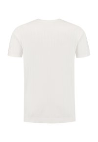 Witte t-shirt met korte mouwen en een ribbelstructuur. De achterkant is glad met een ronde zoom en een eenvoudig ontwerp, zonder zichtbare logo's of versieringen.