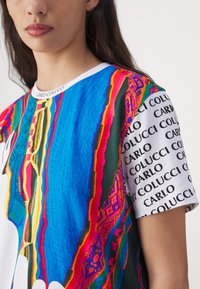 Carlo Colucci UNISEX - T-shirts med print - white/multicolor