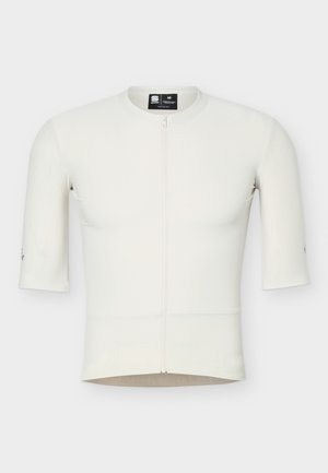 Bijeli biciklistički dres kratkih rukava s prednjim patentnim zatvaračem, minimalističkog dizajna i srednje veličine etikete na jednobojnoj pozadini.