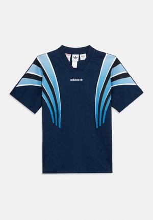 Tricou adidas bleumarin cu mâneci scurte și decolteu în V, având dungi diagonale albastre și negre pe față și logo-ul în centru.