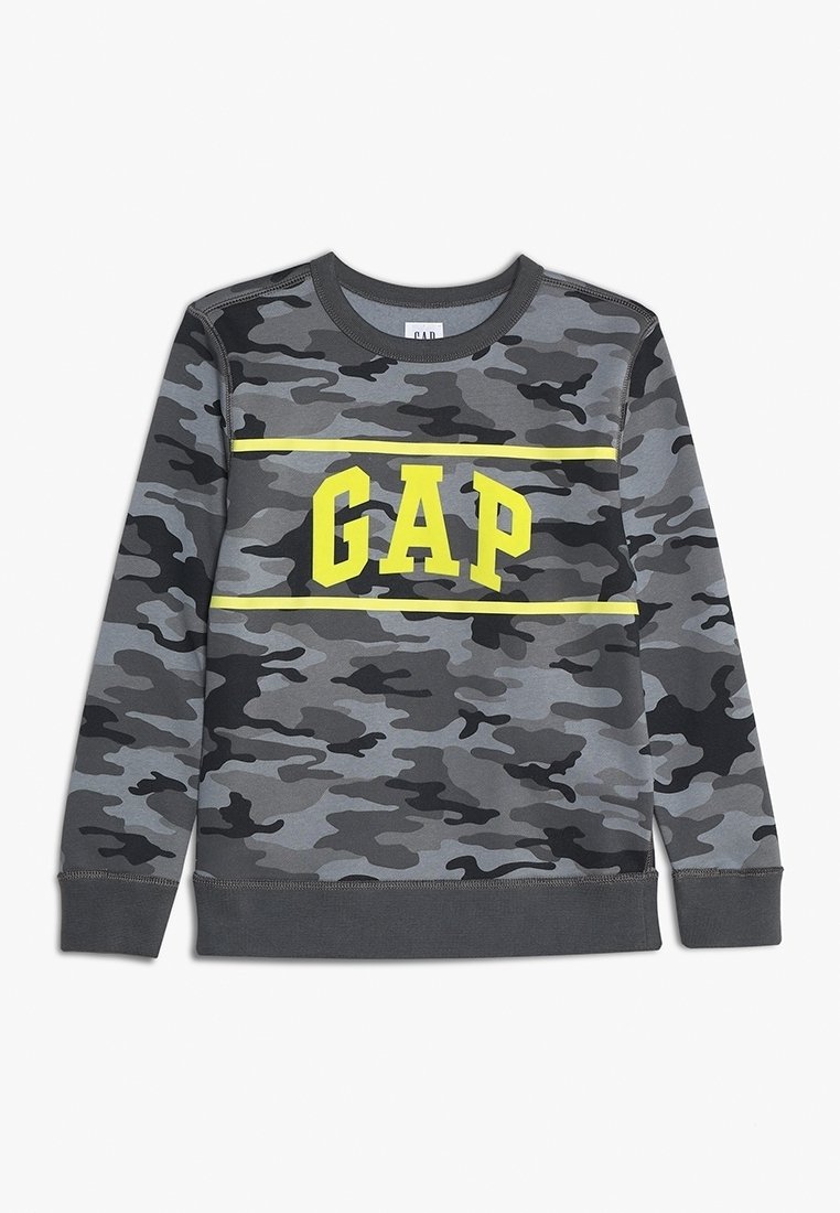 Sweat-shirt à manches longues pour enfants avec col rond, imprimé camouflage gris et noir, et logo "GAP" jaune entre deux lignes jaunes.
