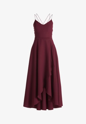 Bordeaux kjole med dyb V-hals, tynde spaghetti stropper og en asymmetrisk flæsefor. Lavet af letvægtigt stof.