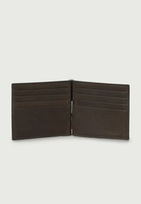 Portafoglio in pelle marrone aperto per rivelare sei scomparti per carte e un interno testurizzato. Design minimalista con dettaglio del logo in rilievo.
