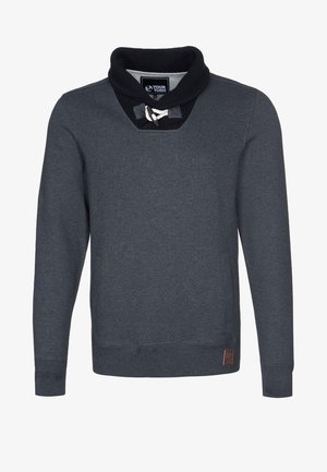 Felpa grigia con colletto a scialle, dotata di una patta nera testurizzata sul collo e dettagli in corda. Include un'etichetta con logo nella parte inferiore.