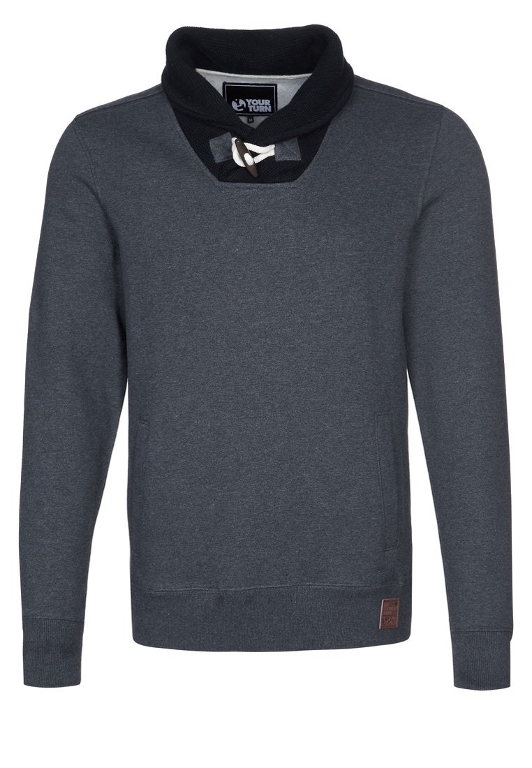 Felpa grigia con colletto a scialle, dotata di una patta nera testurizzata sul collo e dettagli in corda. Include un'etichetta con logo nella parte inferiore.