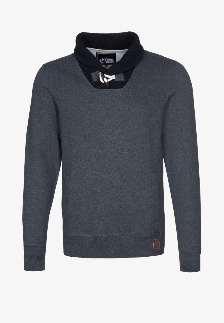 Felpa grigia con colletto a scialle, dotata di una patta nera testurizzata sul collo e dettagli in corda. Include un'etichetta con logo nella parte inferiore.