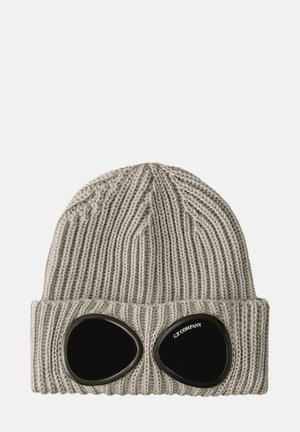 Berretto lavorato a maglia grigio con texture a coste e lenti integrate in stile occhiale da sci nere, con dettaglio del logo su una lente.
