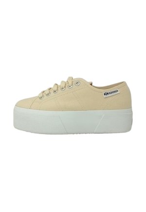 Sneakers in tela beige con una spessa suola platform bianca, punta rotonda, sei occhielli metallici e una patch con logo sul lato.
