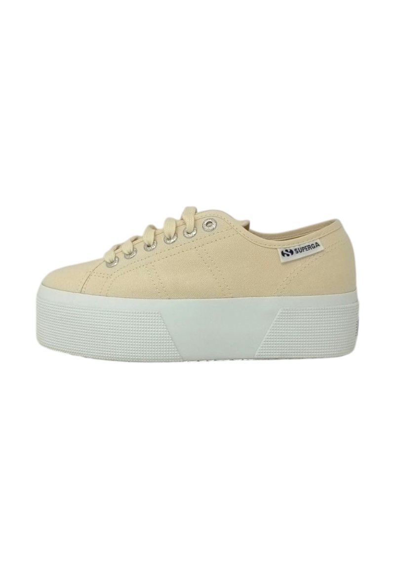 Sneakers in tela beige con una spessa suola platform bianca, punta rotonda, sei occhielli metallici e una patch con logo sul lato.