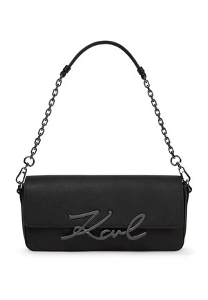 Čierna obdĺžniková kabelka s reťazovým remienkom a veľkým čiernym kovovým logom "Karl" na prednom prepínacom dne.