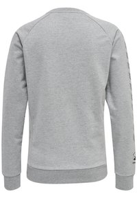 Grå sweatshirt med en mjuk textur, med rund hals, ribbade ärmslut och en logodetalj längs ärmen. Enfärgad baksida.