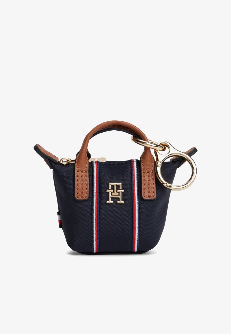 Borsa in tessuto blu navy con manici in pelle color caramello, dettagli in oro e logo. Presenta accenti a strisce rosse e bianche sul davanti.