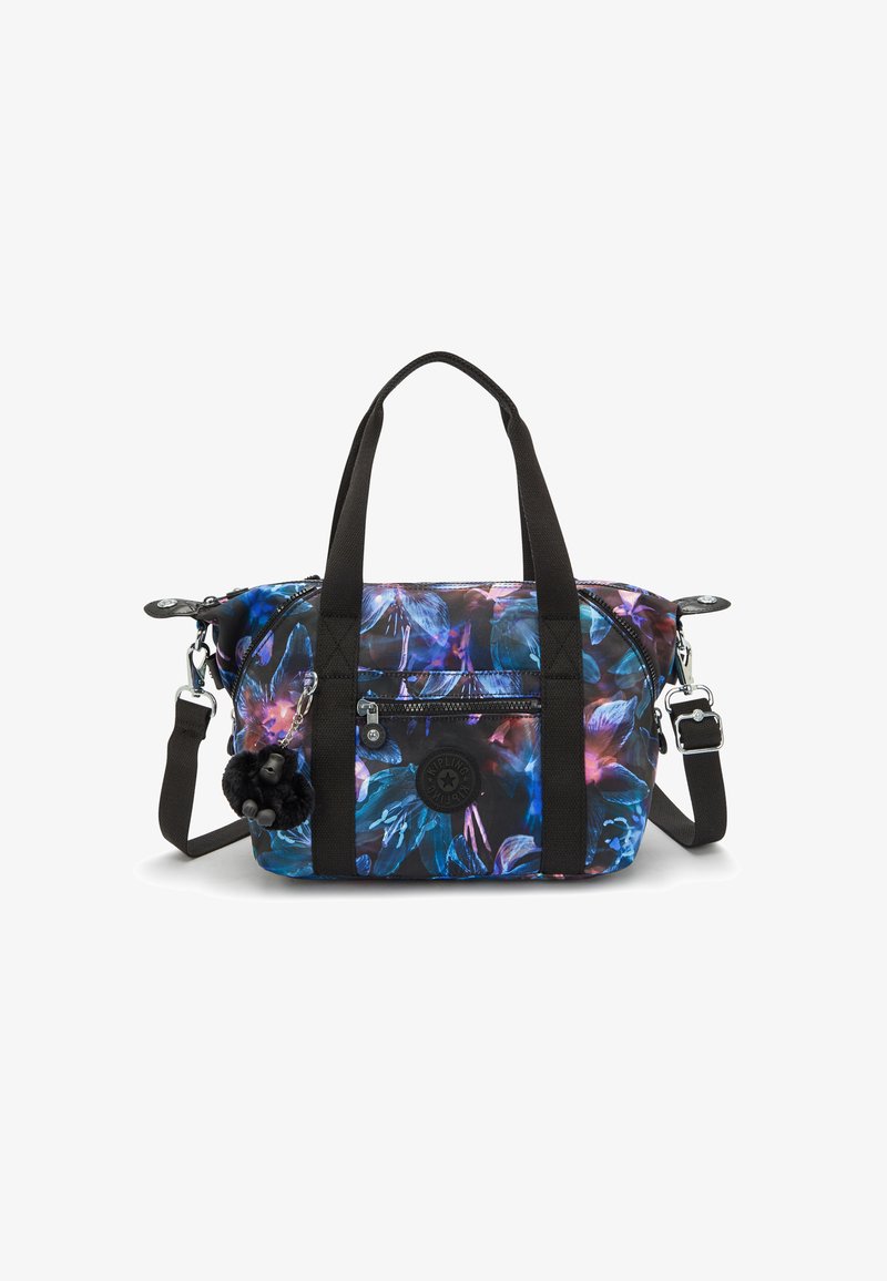 Torba z materiału w kwiatowy wzór w głębokich odcieniach niebieskiego i fioletowego. Posiada czarne uchwyty, regulowany pasek, kieszenie na zamek oraz szczegół w postaci breloczka z pomponikiem.