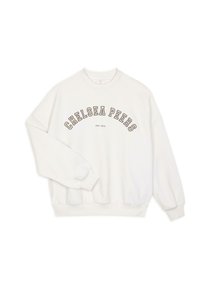 Kremowa bluza z ribbowanymi mankietami i dołem, z napisem "CHELSEA PEERS" w ciemnobrązowych literach łukowych i "EST. 2012" poniżej.