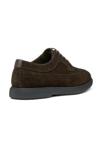 Scarpa lace-up in suede marrone con dettagli brogue, suola in gomma nera, punta rotonda e accentuazione liscia del tallone. La vista laterale evidenzia le caratteristiche del design.