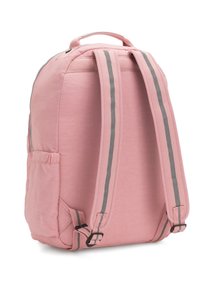 Růžový batoh s měkkou texturou, s šedými pruhovanými popruhy, boční kapsou a horním madlem na nošení. Hlavní přihrádka na zip.
