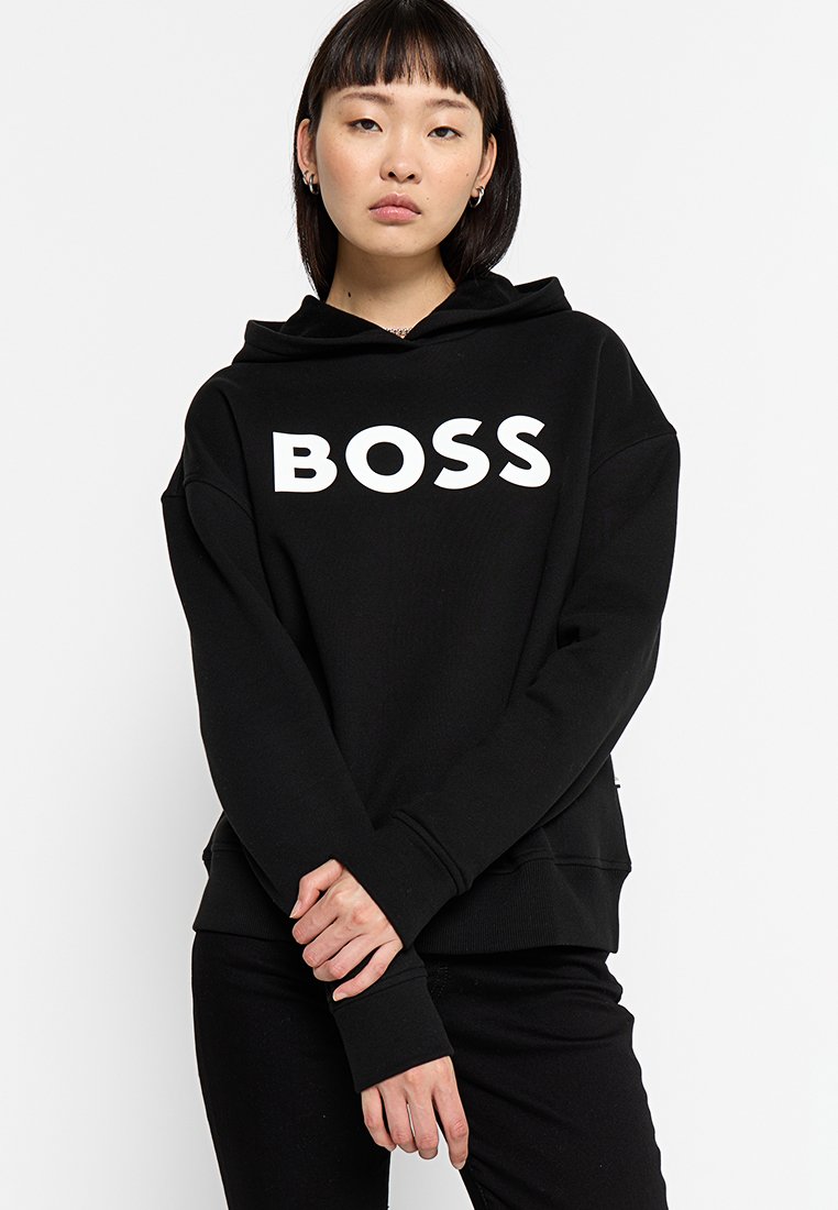 Zwarte hoodie van zachte stof met een voorzak en een groot wit 'BOSS' logo. Het heeft een relaxte pasvorm en een capuchon met trekkoord.