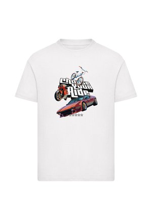 Hvid T-shirt med grafik af en rød sportsvogn, orange motorcykel, blå cykel og tekst med "choose your ride."