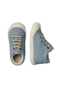 Scarpe in pelle azzurro chiaro con suole e lacci in gomma crema. Presentano una punta arrotondata, una superficie testurizzata e occhielli per i lacci sui lati.