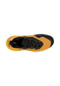 Scarpa sportiva Y-3 con tomaia in rete nera e gialla, suola in gomma testurizzata e lacci neri. Leggera e dal design aerodinamico.