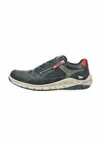 Chaussures pour hommes en cuir gris foncé et en daim, ornées de matériaux métalliques rouges, avec une languette texturée et une semelle en caoutchouc robuste.