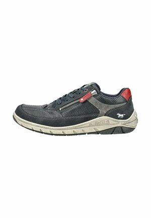 Chaussures pour hommes en cuir gris foncé et en daim, ornées de matériaux métalliques rouges, avec une languette texturée et une semelle en caoutchouc robuste.