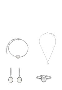 Set di gioielli in argento composto da bracciale, collana, orecchini e anello con accenti di perle ovali su catene testurizzate.